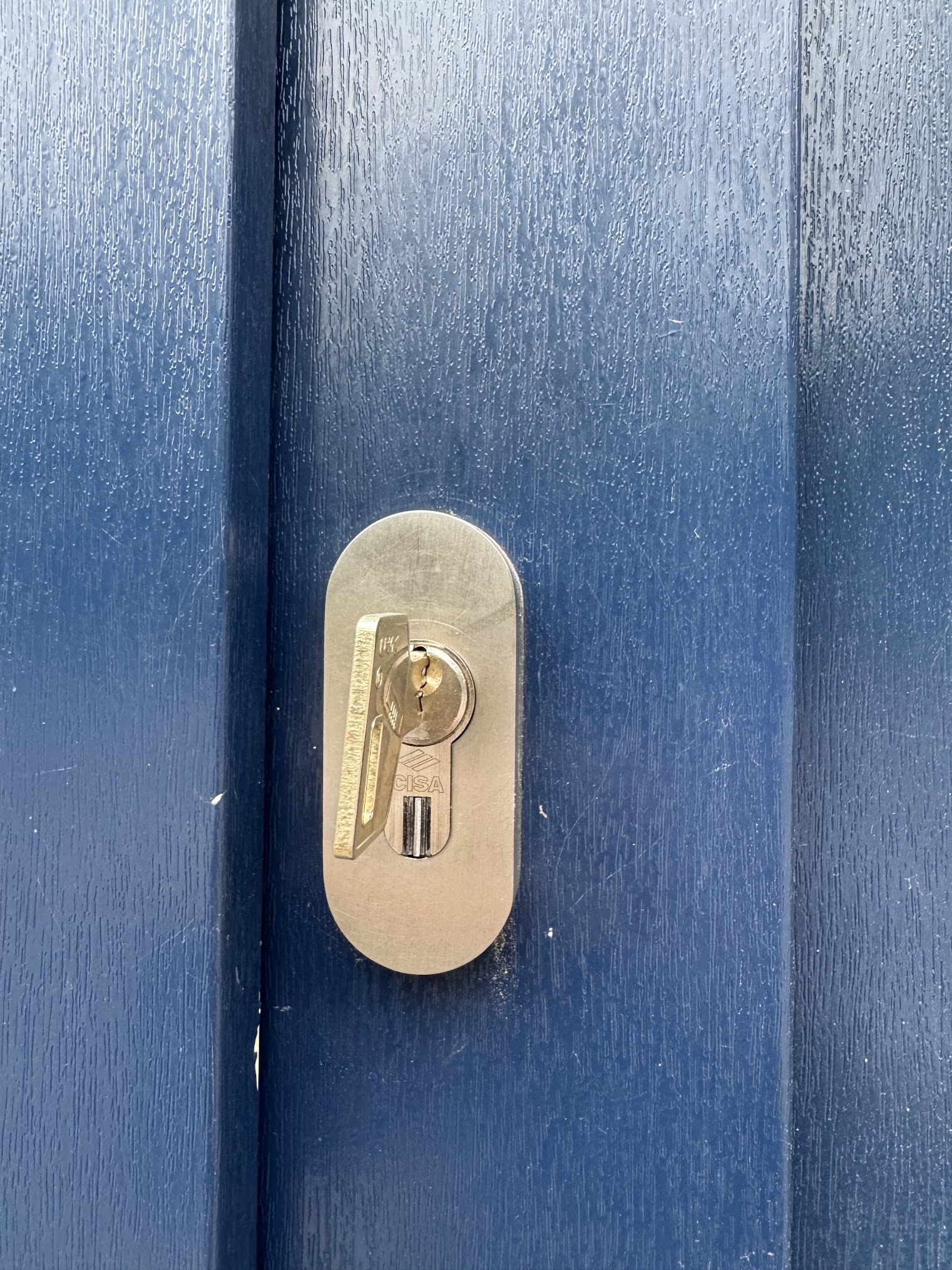 Veiligheidscilinder op blauwe deur in Antwerpen